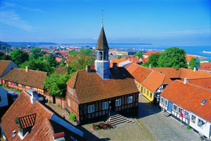 Die dänische Kleinstadt Ebeltoft auf der Halbinsel Djursland bietet viele Ausflugsziele zum Entdecken - im Bild das Rathaus mit dem Marktplatz